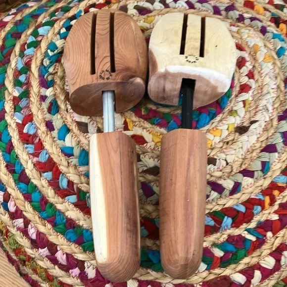 Allen Edmonds Cedar  Shoe Shaper - Picture 3 of 3